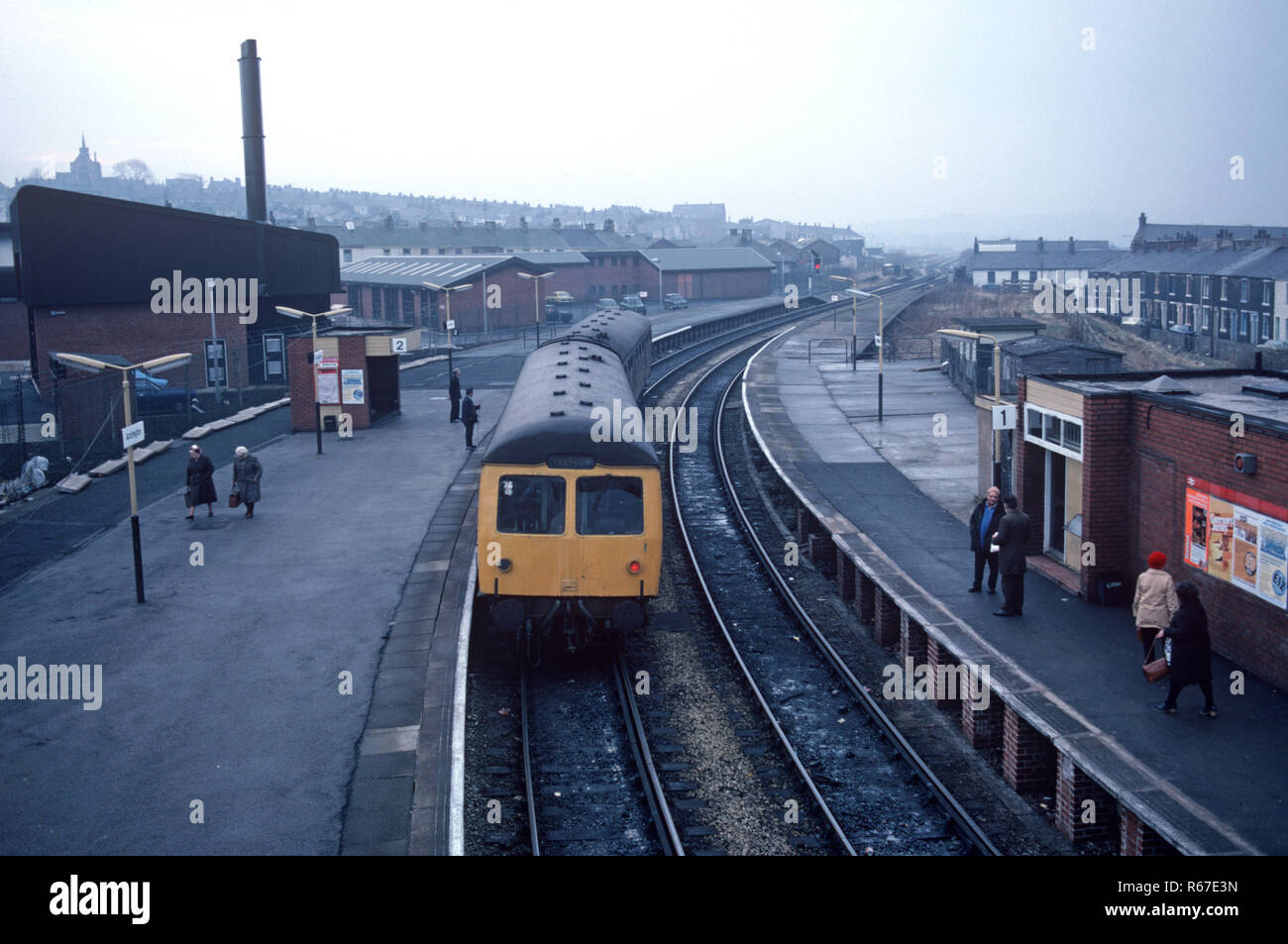 Diesel Multiple Unit in Accrington stazione sul British Rail Preston a Colne linea ferroviaria, Lancashire, Gran Bretagna Foto Stock