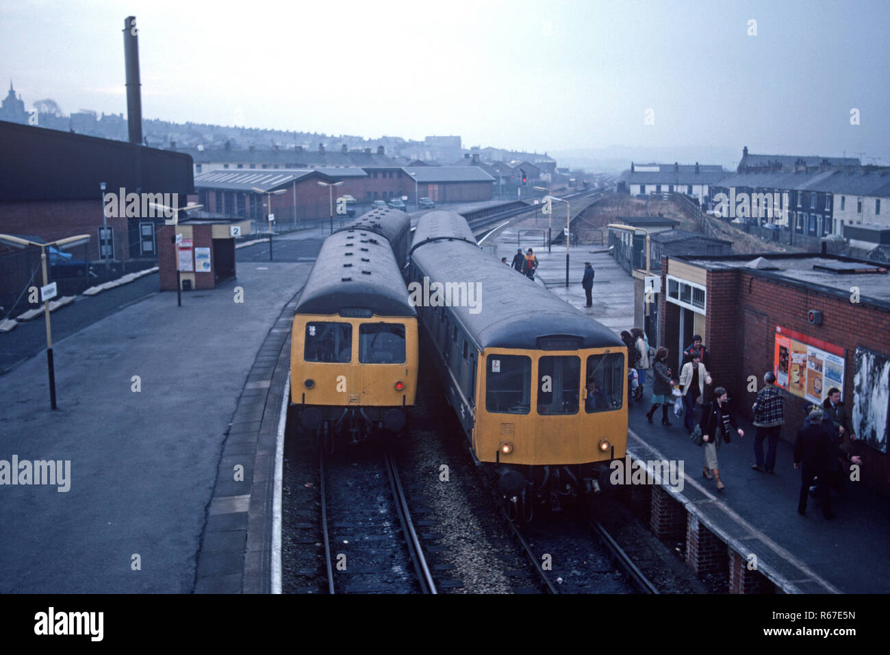 Diesel Multiple Unit in Accrington stazione sul British Rail Preston a Colne linea ferroviaria, Lancashire, Gran Bretagna Foto Stock