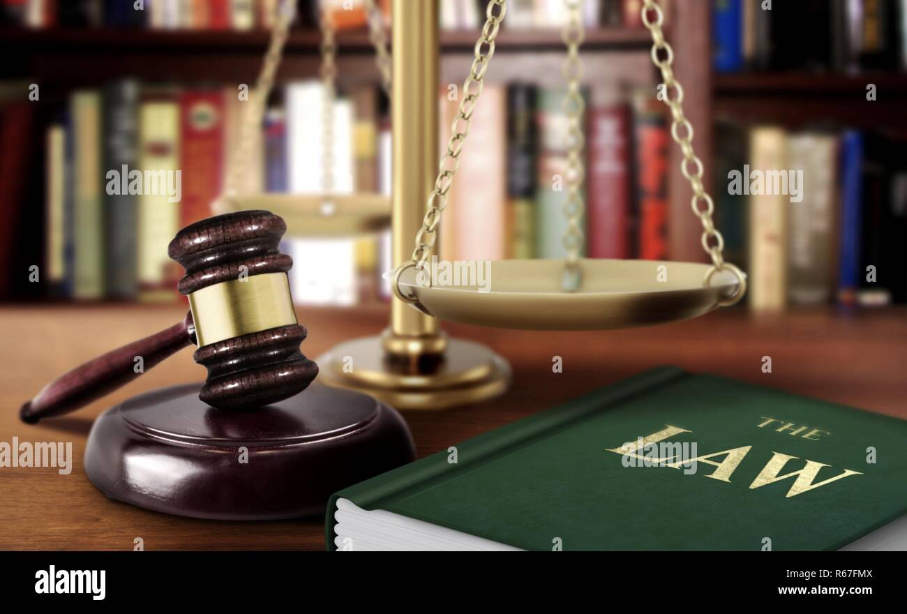 Martello con la scala e il libro della legge di giustizia concetto Foto Stock