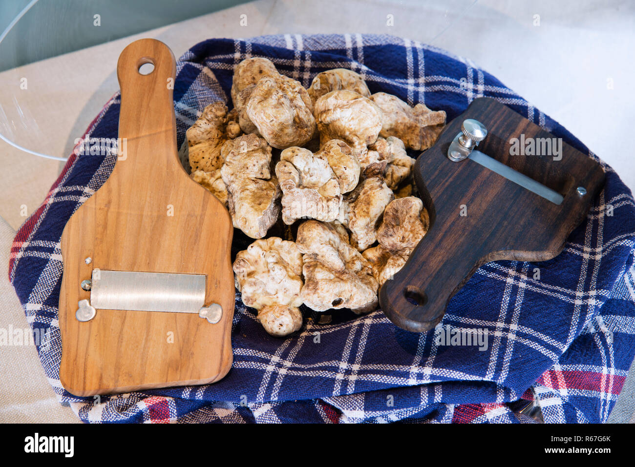 Tartufo bianco su tela con tartufo tagliato in legno Foto Stock