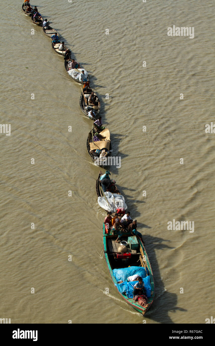 Una linea di imbarcazioni di piccole dimensioni sul canale Gabkhan. Jhalakathi, Bangladesh. Foto Stock