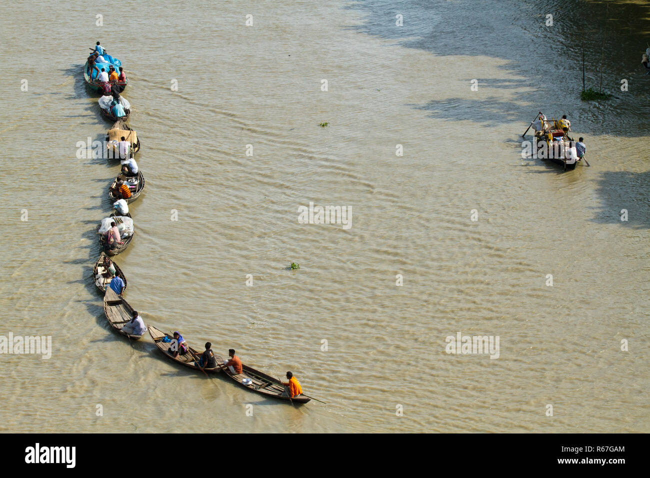 Una linea di imbarcazioni di piccole dimensioni sul canale Gabkhan. Jhalakathi, Bangladesh. Foto Stock