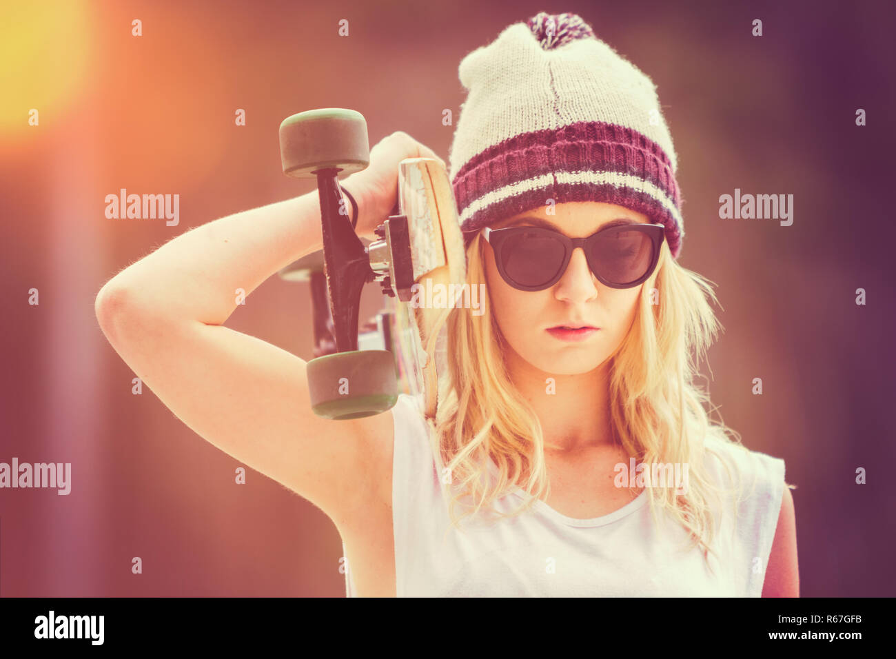 Teen Girl Holding Skateboard Foto Stock