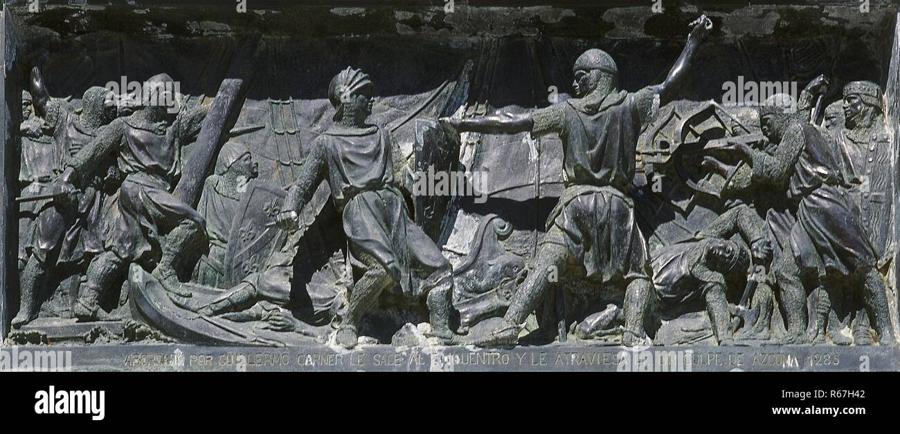 Ruggero di Lauria (Lauria, c.1245-Valencia, 1305). Ammiraglio italiano in servizio Aragonese. Comandante della flotta della Corona d'Aragona durante la Guerra dei Vespri Siciliani. Ruggero di Lauria illustrato durante una battaglia navale al momento dell'imbarco. Iscrizione: avvicinati da Guillermo Carner incontra lui e attraversa a lui con un colpo di arma chiamato azcona, 1285. Sul lato destro il bassorilievo in bronzo (150 x 70 cm). Monumento a Ruggero di Lauria, da scultore catalano Felix Ferrer mi Galceran (1843-1912) nel 1887. Essa è stata collocata nella Rambla Nova di Tarragona nel 1889. Tarragona Catalogna. Foto Stock