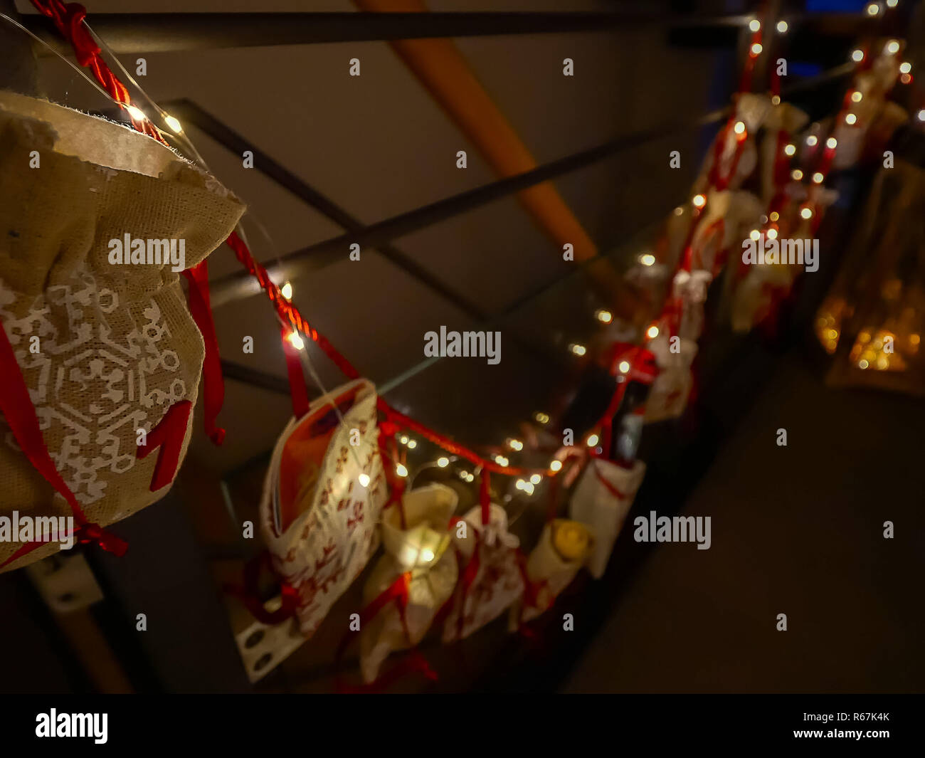 Calandra di Natale a casa con un sacco di luci di un po' di parcelle per presenta Foto Stock