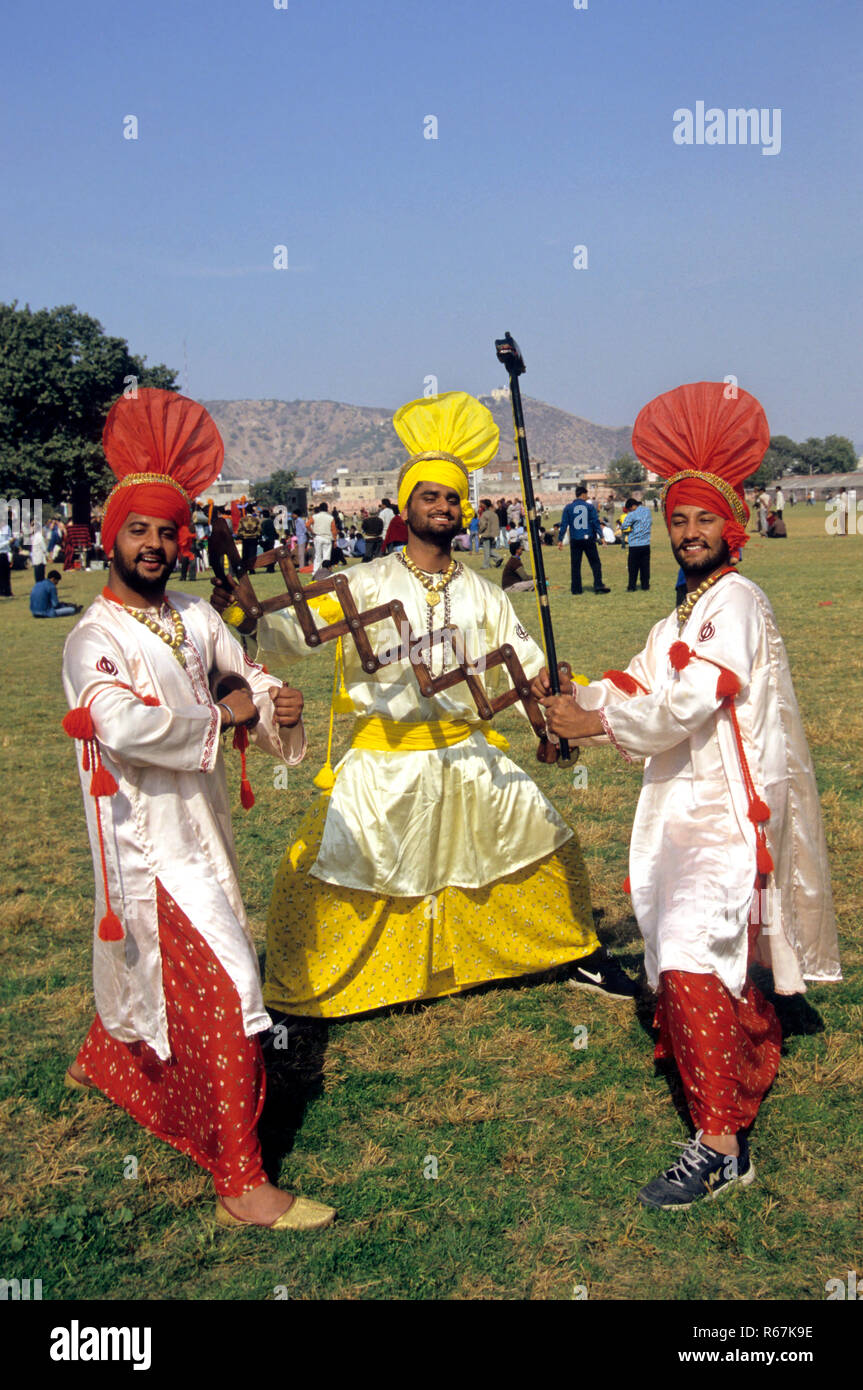 Musica e danze folkloristiche, uomini di eseguire, Punjab, India Foto Stock