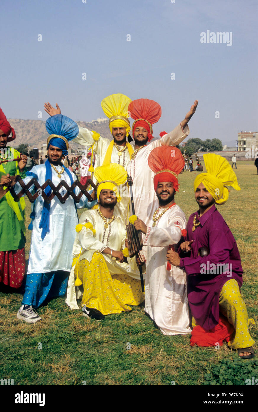 Musica e danze folkloristiche, gruppo di uomini di eseguire, Punjab, India Foto Stock
