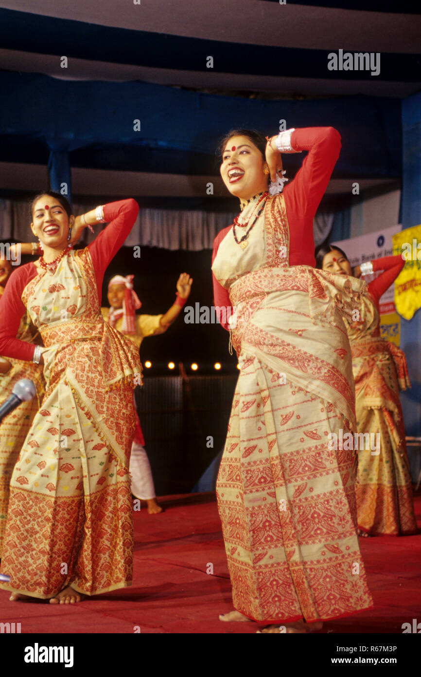 Ballo folk, donna di eseguire la danza Bihu, Assam, India Foto Stock
