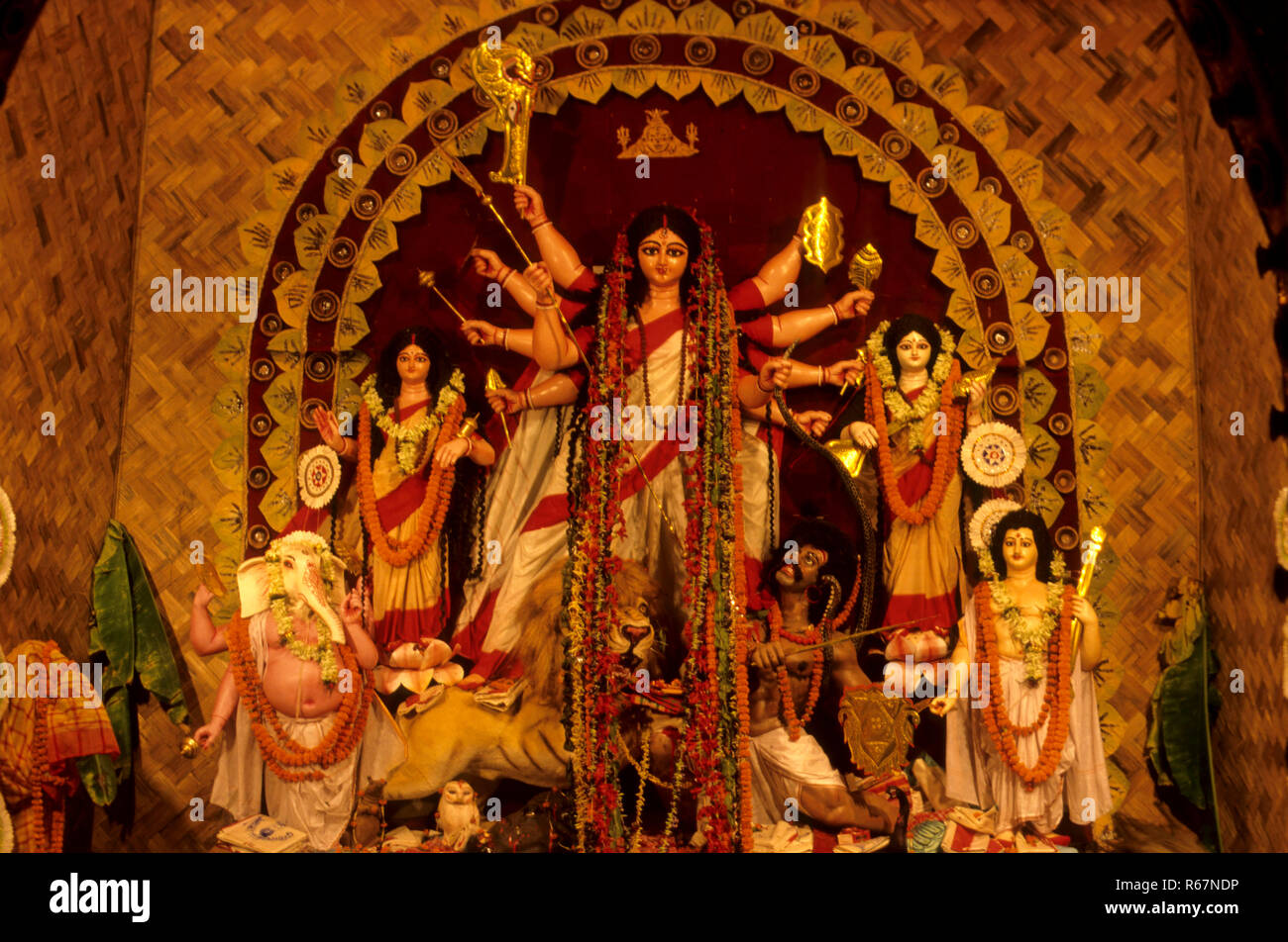 Durga Puja omaggio alla dea madre durante i nove giorni del festival Navaratri processione Foto Stock