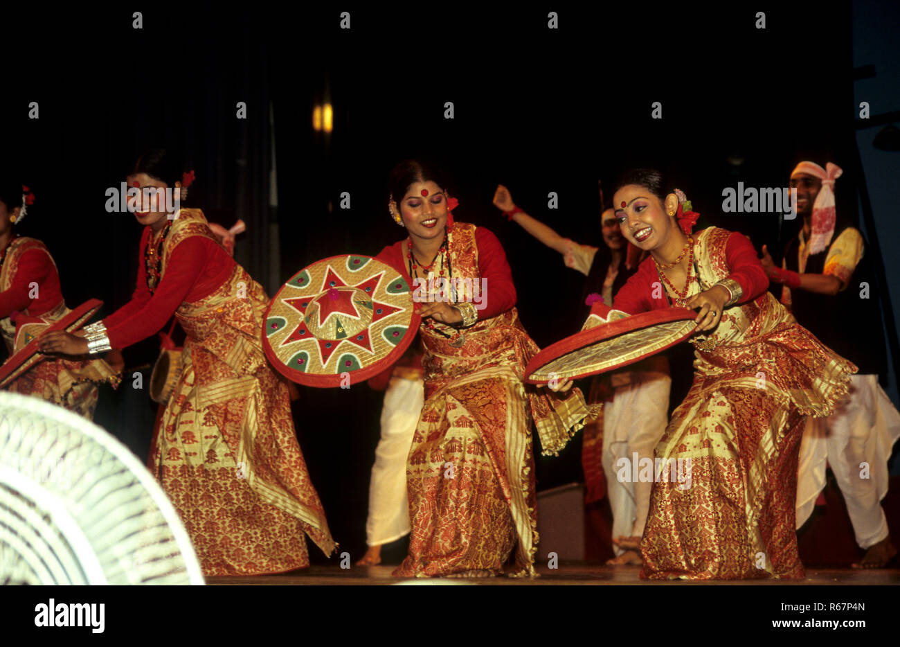 Danze popolari, le donne e gli uomini di eseguire la danza bihu sul palco, Assam, India n. MR Foto Stock