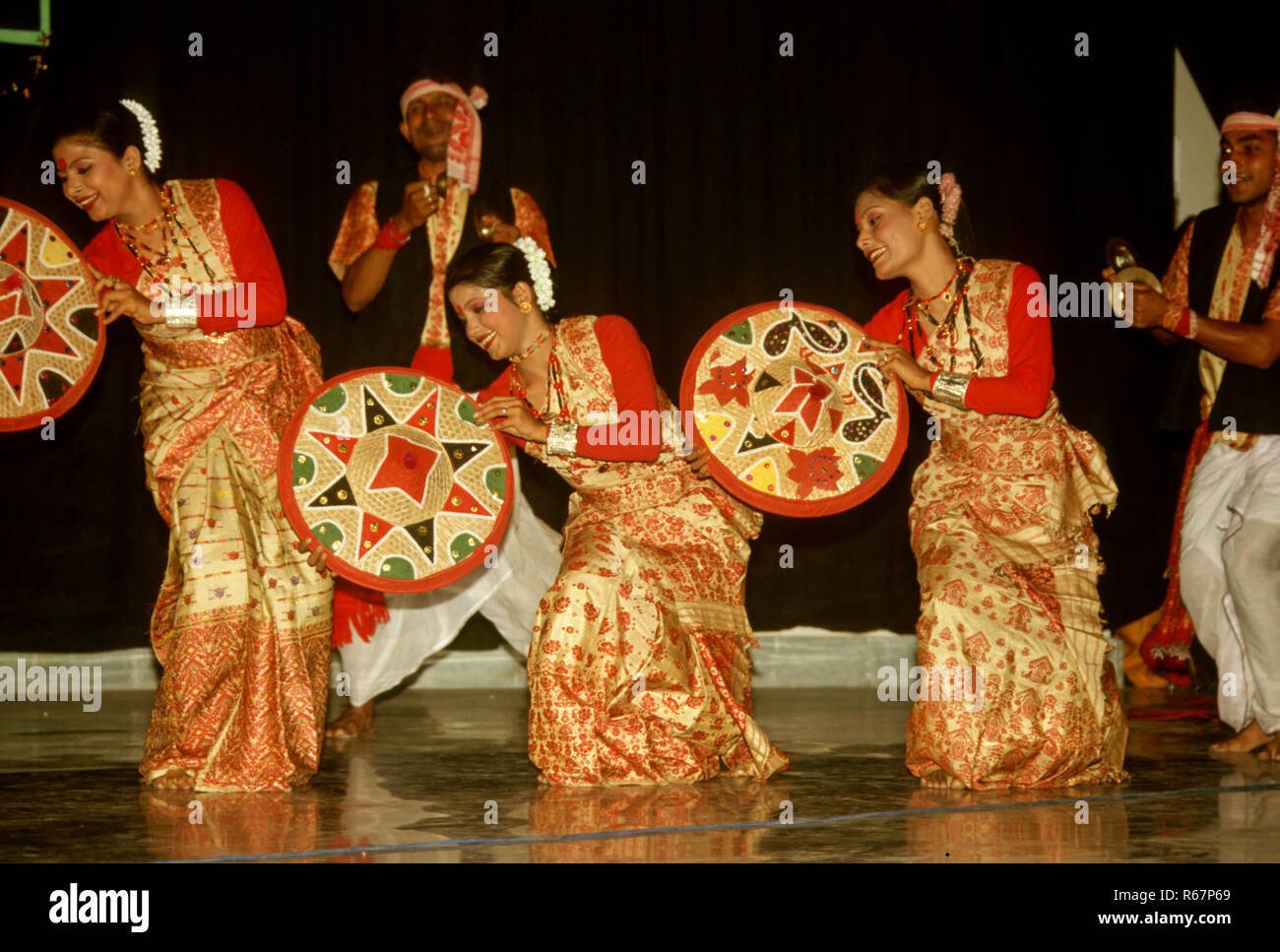Le donne di eseguire bihu folk dance, Assam, India, signor#697 Foto Stock