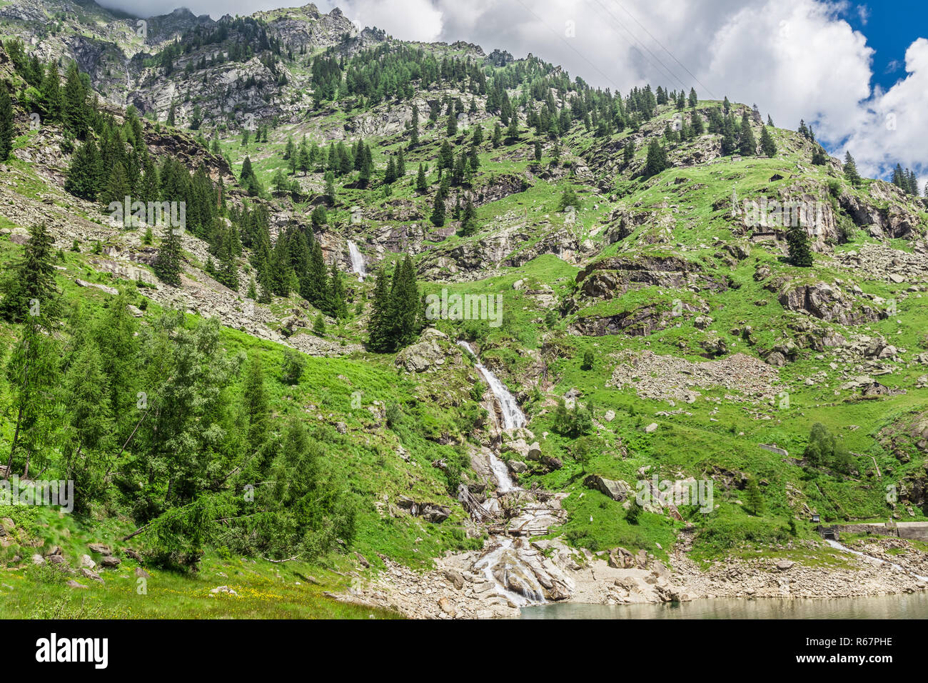 Vista panoramica delle montagne accanto alla diga di Campiccioli, Antrona National Park, Piemonte, Italia, Foto Stock