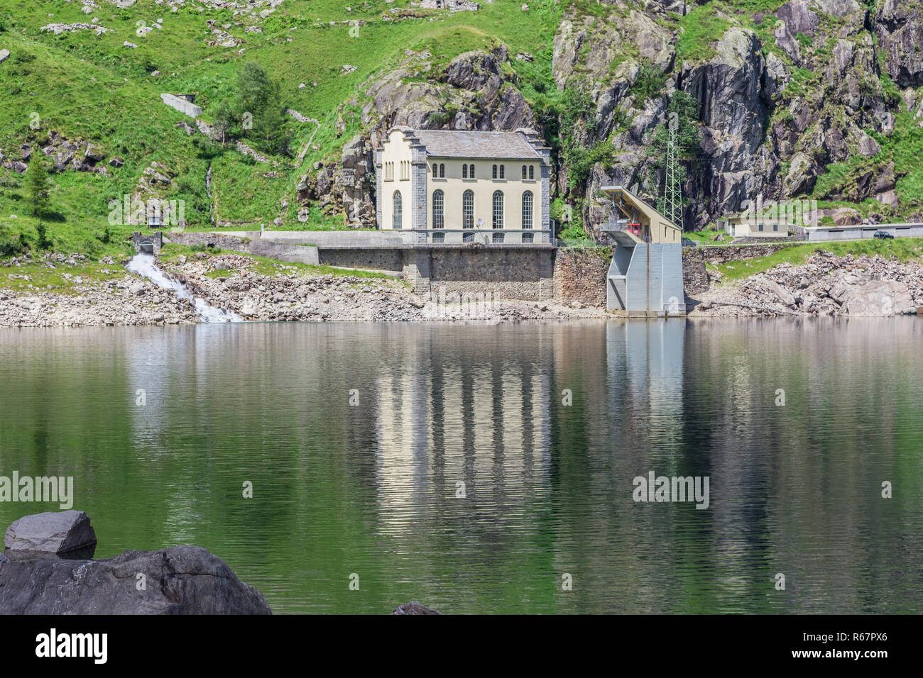 Diga di Campiccioli, in Antrona National Park, Piemonte, Italia, mostrando l'antica potenza idroelettrica riflessa nell'acqua, Foto Stock
