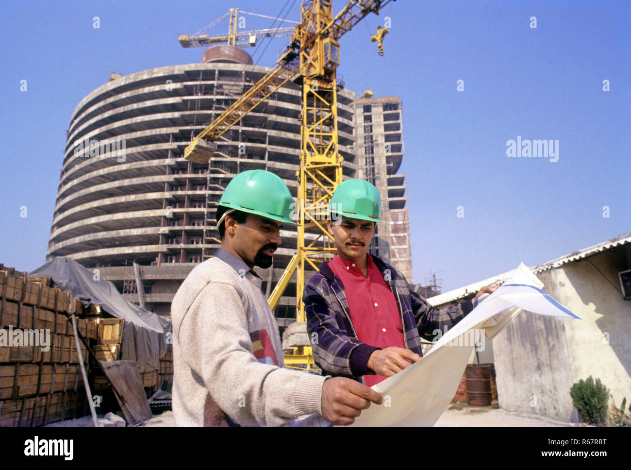 Ingegneria, ingegneri a discutere il Piano del sito, india n. MR Foto Stock