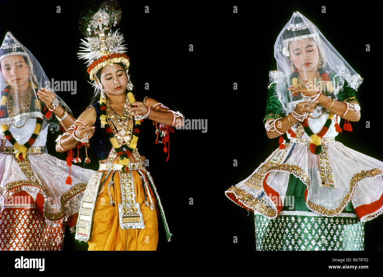 Manipuri Folk Dance, donne eseguendo la danza classica indiana n. MR Foto Stock