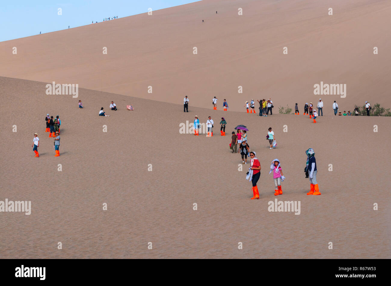 Dunhuang, Cina - 8 Agosto 2012: un gruppo di turisti cinesi a mezzaluna lago vicino la città di Dunhuang, nella provincia di Gansu, Cina. Foto Stock