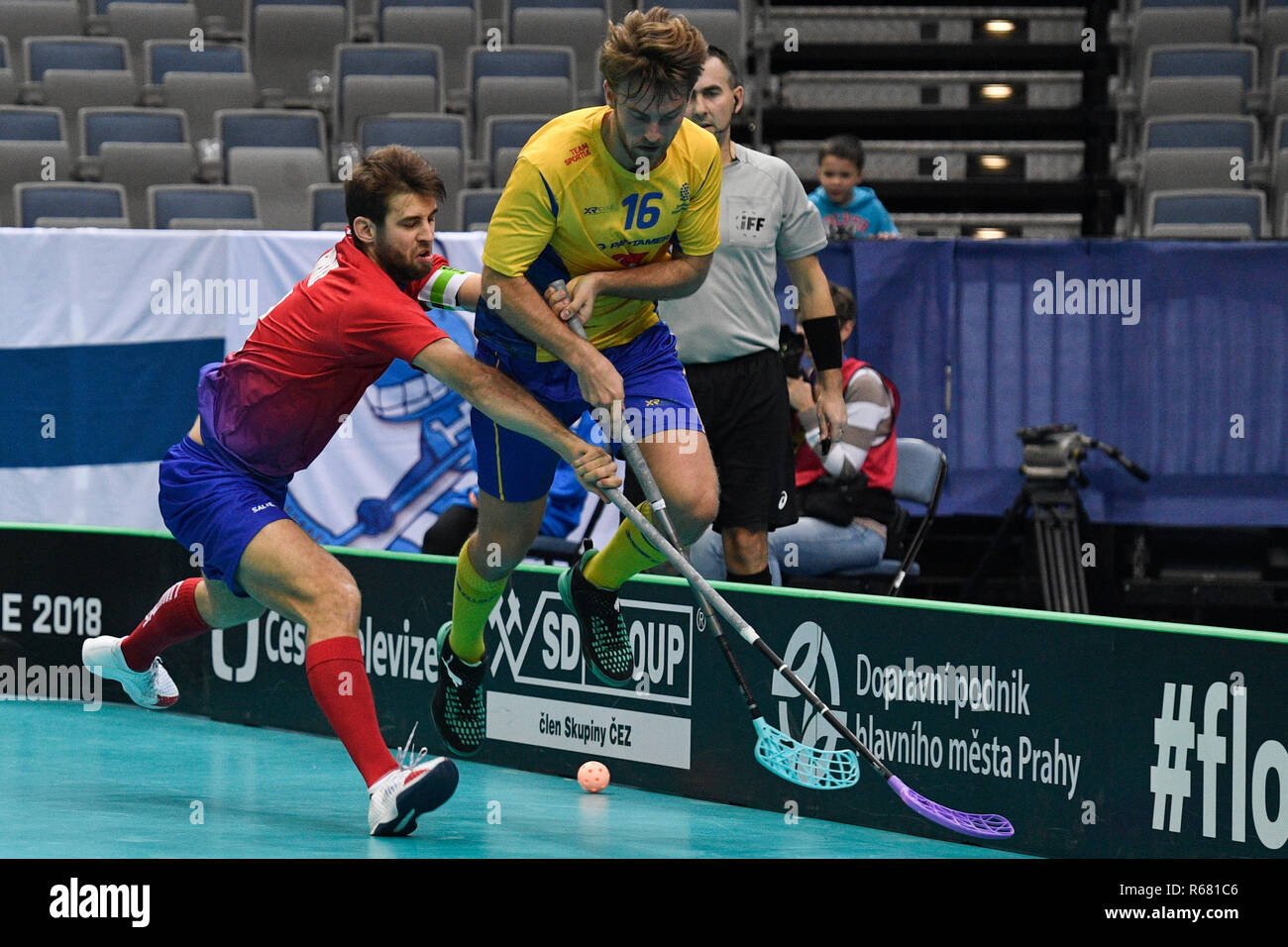 Praga, Repubblica Ceca. 03 Dic, 2018. L-R Daniel Gidske (NOR) e Kasper Hedlund (SWE) in azione durante l'uomo mondo Floorball campionato, gruppo B corrisponde la Svezia vs Norvegia, giocato a Praga, nella Repubblica Ceca il 3 dicembre 2018. Credito: Michal Kamaryt/CTK foto/Alamy Live News Foto Stock