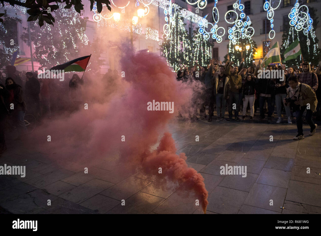 Granada, Granada, Spagna. 3 dicembre, 2018. Una pentola di rosso fumo visto bruciare durante la protesta antifascista in Granada.Più di 5000 persone hanno protestato contro il fascismo in Granada, dopo le elezioni di estrema destra dove hanno conquistato 12 seggi nel parlamento andaluso. Credito: Carlos Gil/SOPA Immagini/ZUMA filo/Alamy Live News Foto Stock