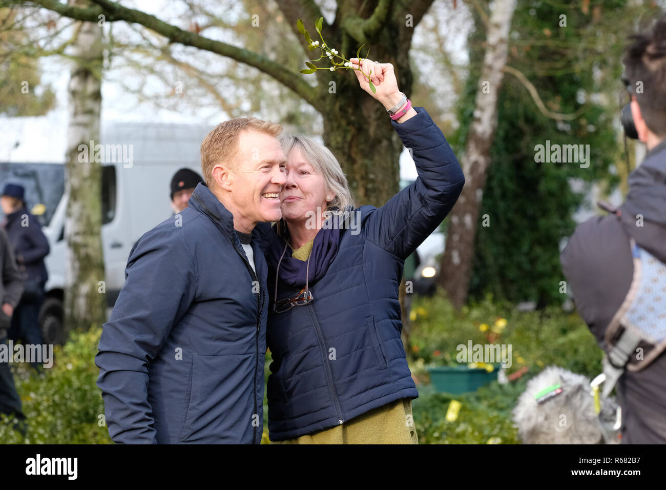 Burford House, Tenbury Wells, Worcestershire, Regno Unito - Martedì 4 dicembre 2018 - Natale agrifoglio e vischio asta - Aste di vischio si sono svolti a Tenbury Wells per oltre 160 anni. Celebrità TV Adam Henson riceve una Xmas bacio sotto il vischio da un ventilatore durante una pausa nella registrazione di una funzione per il Natale edizione della BBC Countryfile programma - Credito: Steven Maggio/Alamy Live News Foto Stock