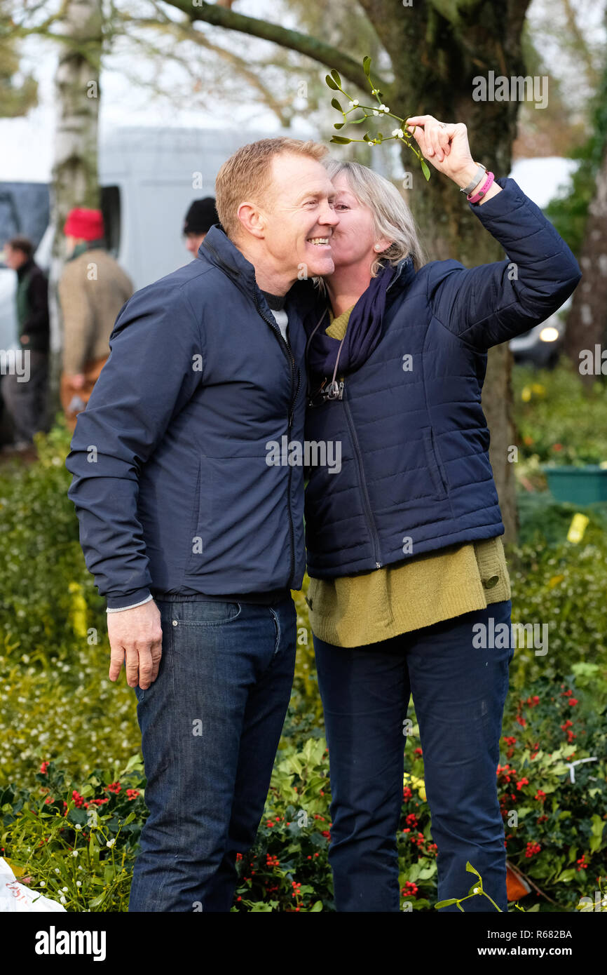 Burford House, Tenbury Wells, Worcestershire, Regno Unito - Martedì 4 dicembre 2018 - Natale agrifoglio e vischio asta - Aste di vischio si sono svolti a Tenbury Wells per oltre 160 anni. Celebrità TV Adam Henson riceve una Xmas bacio sotto il vischio da un ventilatore durante una pausa nella registrazione di una funzione per il Natale edizione della BBC Countryfile programma - Credito: Steven Maggio/Alamy Live News Foto Stock