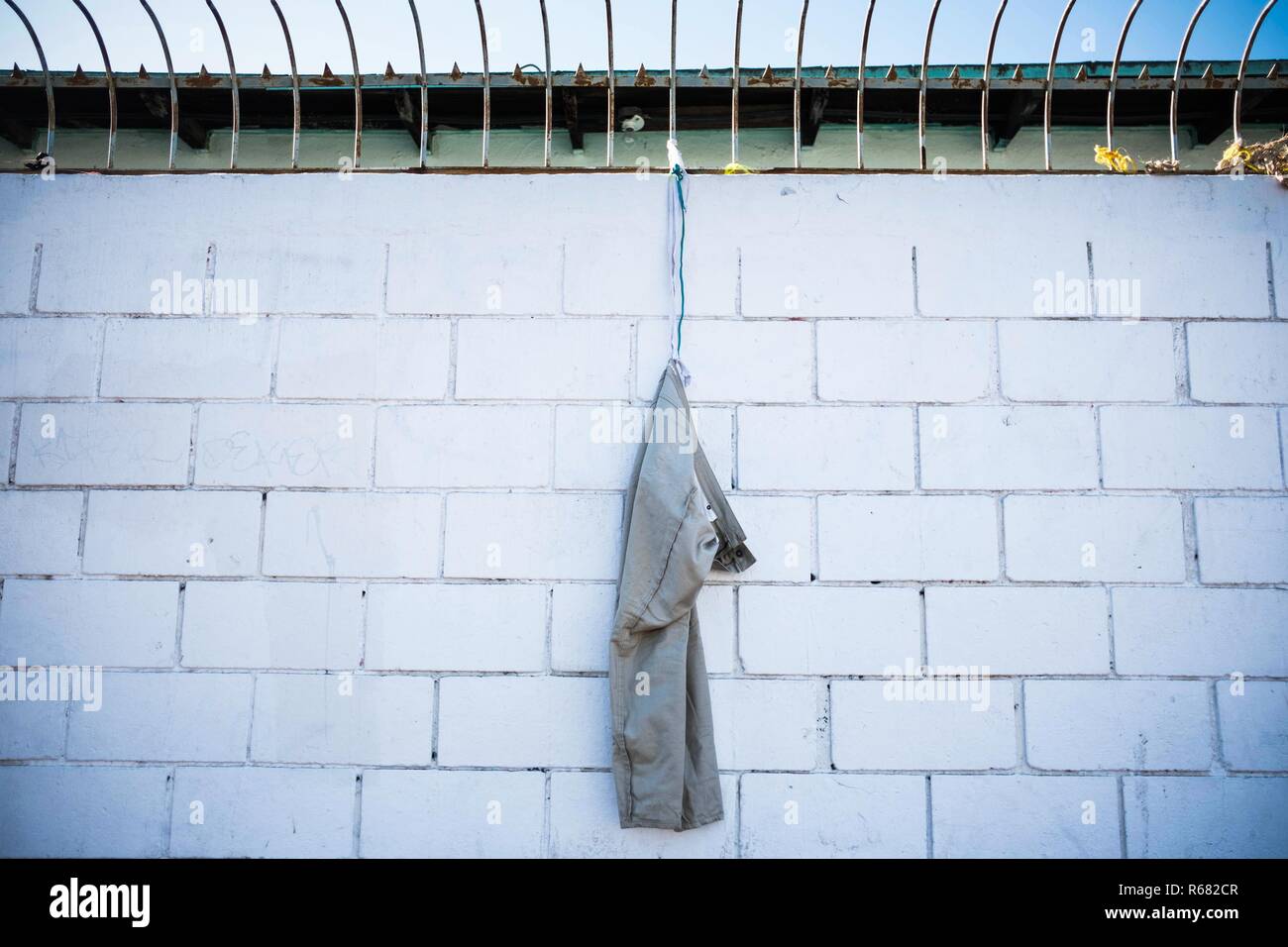 Una coppia di pant visto appeso alla parete presso il nuovo rifugio migranti. Circa 6.000 migranti sono stare in un nuovo rifugio temporaneo in attesa di asilo negli Stati Uniti. Foto Stock