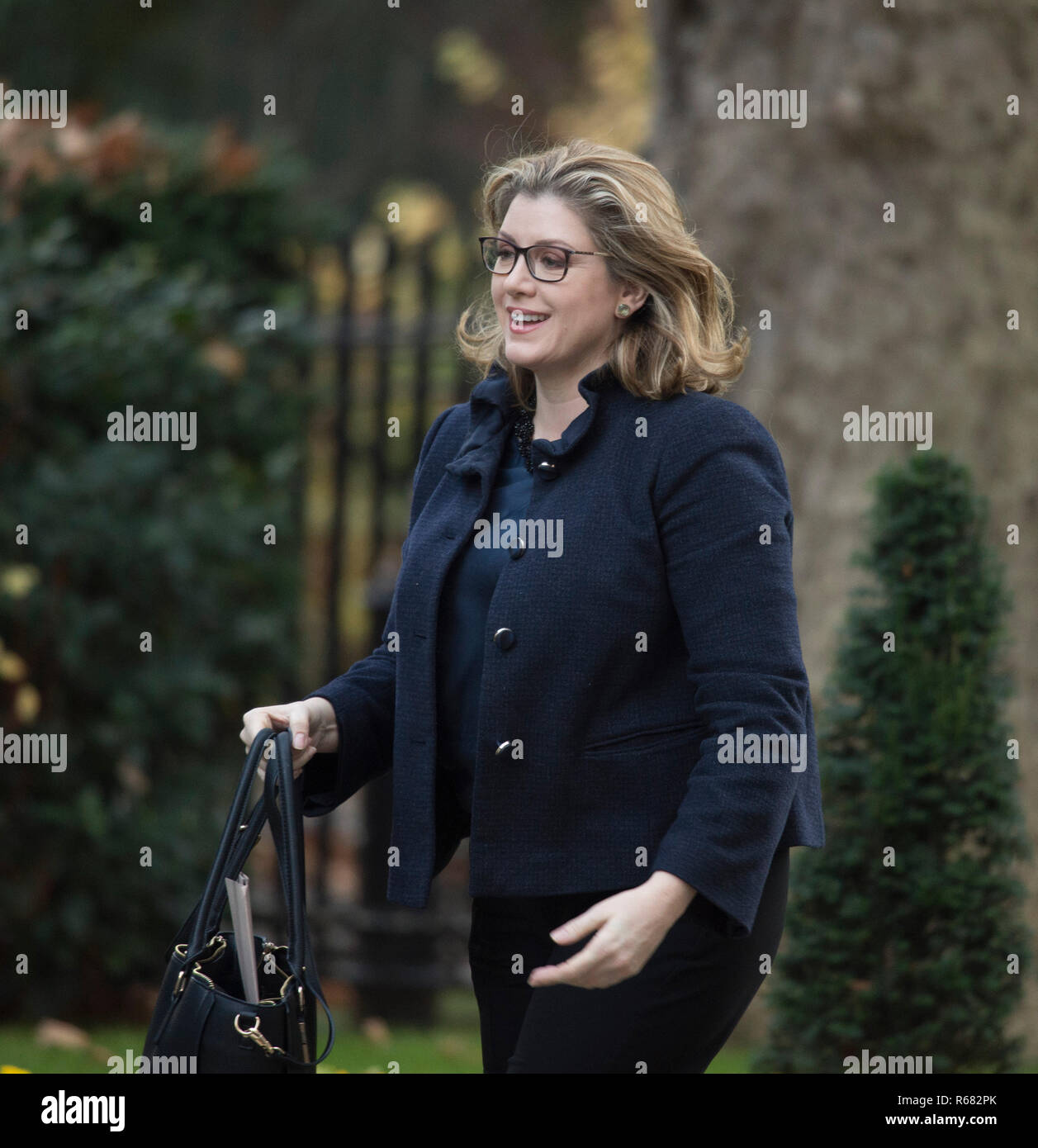 A Downing Street, Londra, Regno Unito. Il 4 dicembre 2018. Penny Mordaunt, Segretario di Stato per lo Sviluppo Internazionale, Sviluppo Internazionale segretario a Downing Street per settimanale riunione del gabinetto. Credito: Malcolm Park/Alamy Live News. Foto Stock