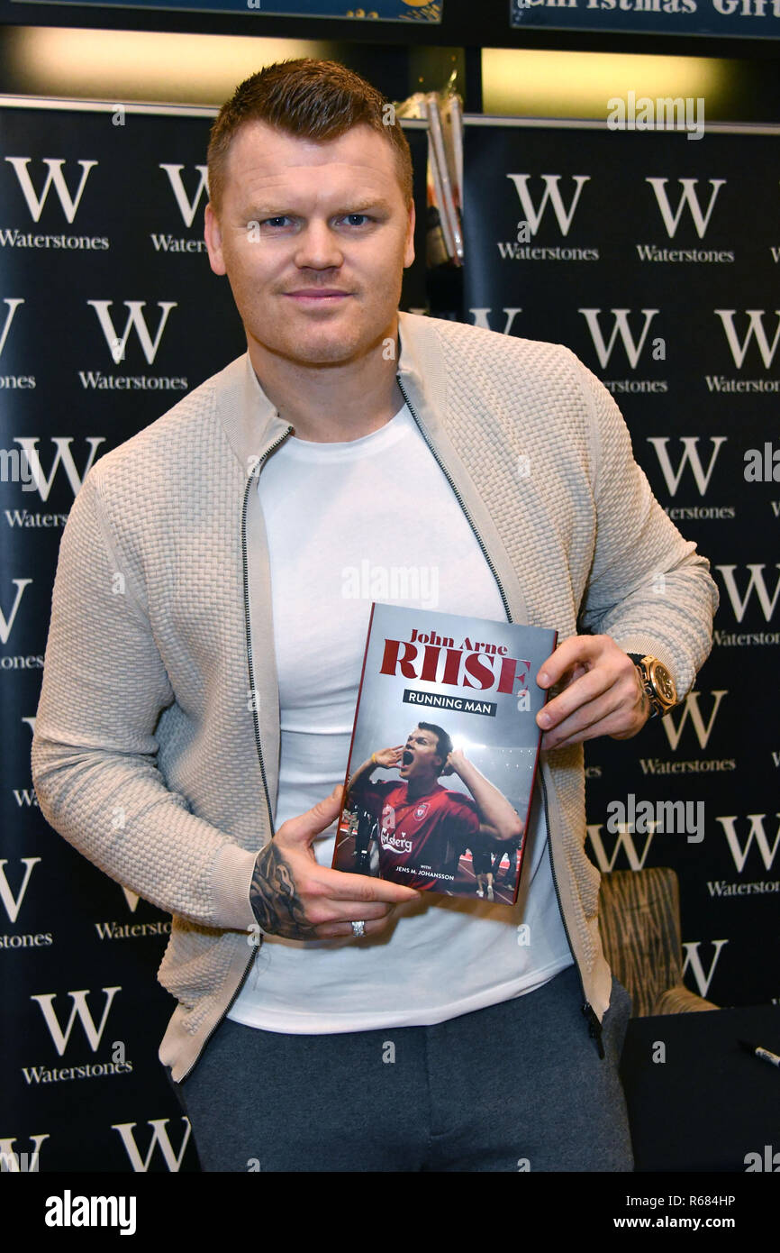 Londra, Regno Unito. 4 dicembre, 2018. John Arne Riise, pensionato calciatore norvegese, che ha giocato per Liverpool, segni di copie della sua autobiografia, eseguendo l uomo, a Waterstones mercato Leadenhall Credito: Nils Jorgensen/Alamy Live News Foto Stock