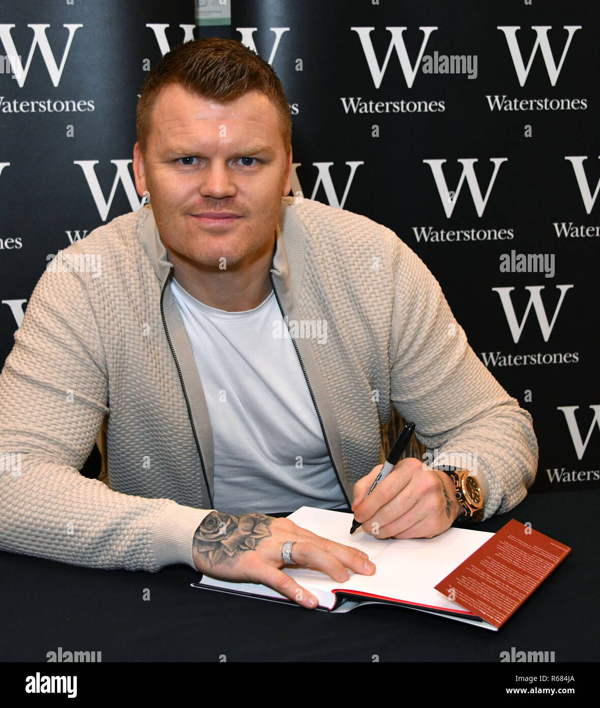 Londra, Regno Unito. 4 dicembre, 2018. John Arne Riise, pensionato calciatore norvegese, che ha giocato per Liverpool, segni di copie della sua autobiografia, eseguendo l uomo, a Waterstones mercato Leadenhall Credito: Nils Jorgensen/Alamy Live News Foto Stock