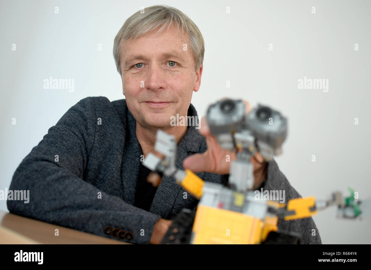 28 novembre 2018, Berlino, Neustrelitz: Henry Tesch, preside del liceo Carolinum a Neustrelitz con il robot WALLáE. Gli studenti della sua scuola sono sempre più il lavoro con gli ipad nelle loro lezioni. Foto: Britta Pedersen/dpa-Zentralbild/ZB Foto Stock