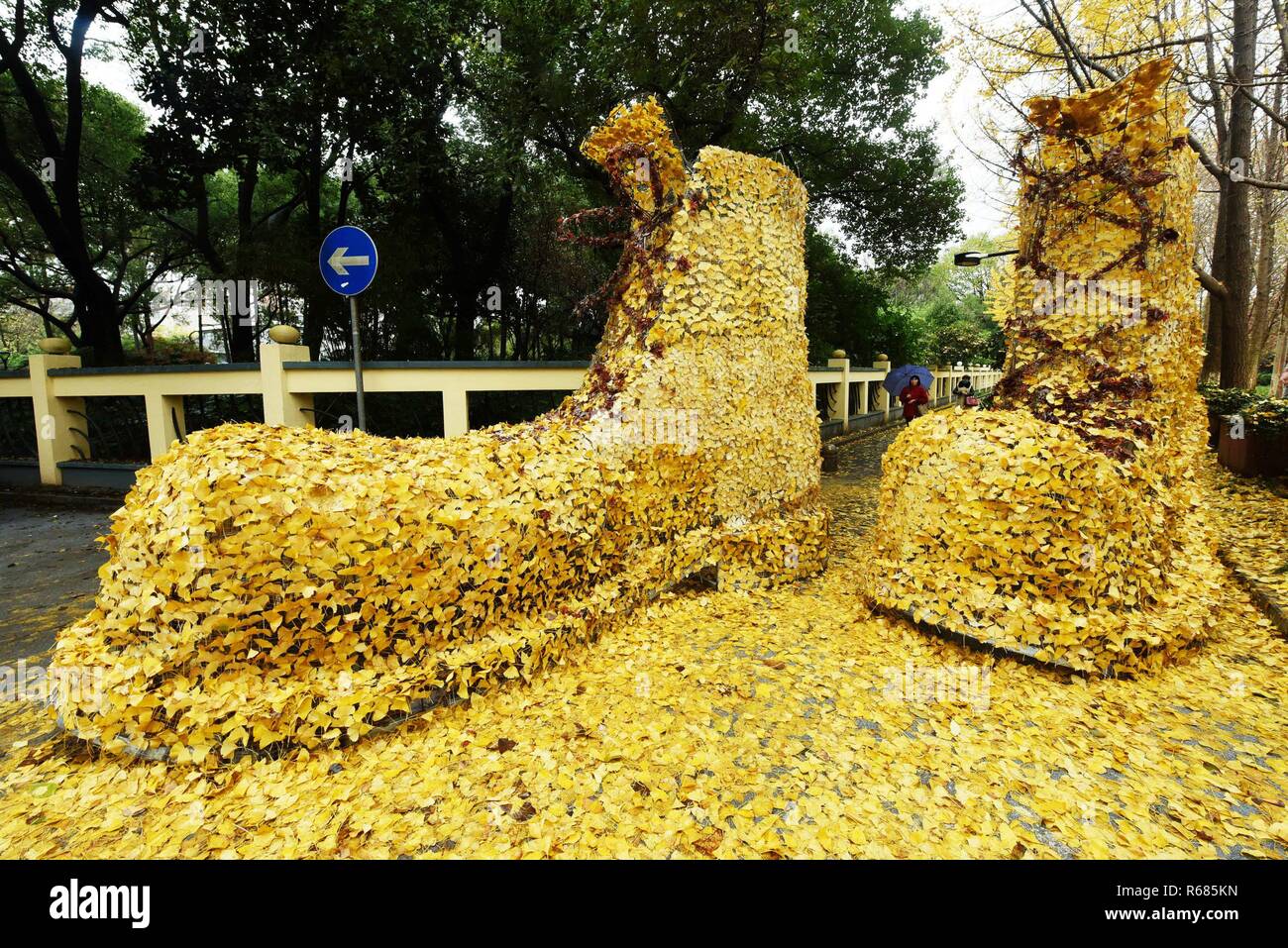 Hangzhou (Cina). 4° dic, 2018. Un paio di stivali da gigante fatta di golden foglie di ginkgo può essere visto sulla strada di Hangzhou, a est della Cina di Provincia dello Zhejiang. Credito: SIPA Asia/ZUMA filo/Alamy Live News Foto Stock