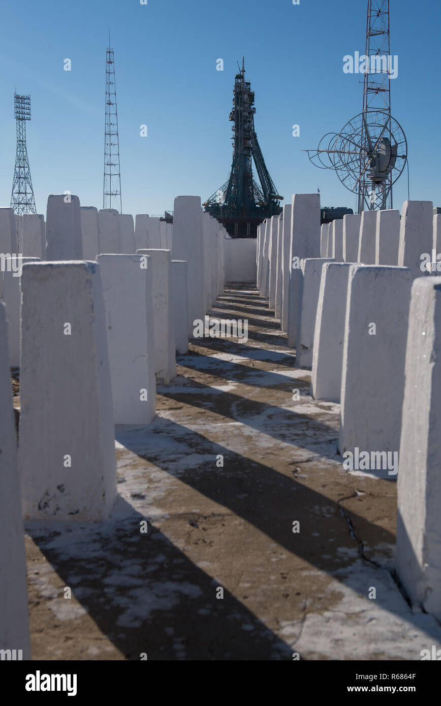 Il Soyuz MS-11 rocket siede sulla rampa di lancio in preparazione per sollevare la portante l equipaggio di spedizione 58 alla stazione spaziale internazionale dal cosmodromo di Baikonur il 2 dicembre 2018 di Baikonur in Kazakhstan. I membri dell'equipaggio Oleg Kononenko di Roscosmos, Anne McClain della NASA, e David Saint-Jacques dell'Agenzia Spaziale Canadese inizieranno la loro sei e mezzo di mesi di missione sulla Stazione spaziale internazionale. Foto Stock