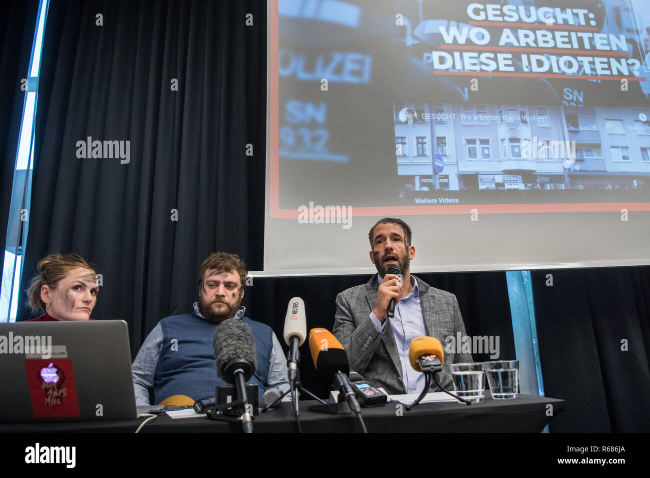 Berlino, Germania. 03 Dic, 2018. Gli attivisti del "Centro di Bellezza politico", Cesy Leonard, Stefan Pelzer e Philipp Ruch, commento in una conferenza stampa sull'azione 'abbiamo qualcosa per contribuire al secolo dei lumi di Chemnitz'. Il "Centro di Bellezza politico' ha valutato 3 milioni di immagini di oltre 7.000 sospetti per identificare estremisti di destra. Credito: Bernd von Jutrczenka/dpa/Alamy Live News Foto Stock