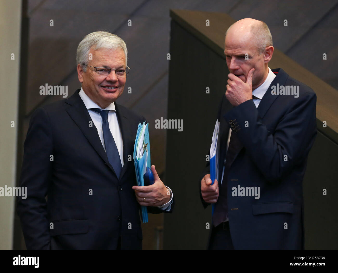 Bruxelles, Belgio. 4° dic, 2018. Belgio Il Ministro degli Esteri Didier REYNDERS (L) e il ministro olandese degli Affari Esteri Stef Blok parla durante una sessione dei ministri degli esteri della NATO' incontro con loro georgiano e gli omologhi ucraini, a Bruxelles, in Belgio, il 4 dicembre, 2018. Credito: Voi Pingfan/Xinhua/Alamy Live News Foto Stock