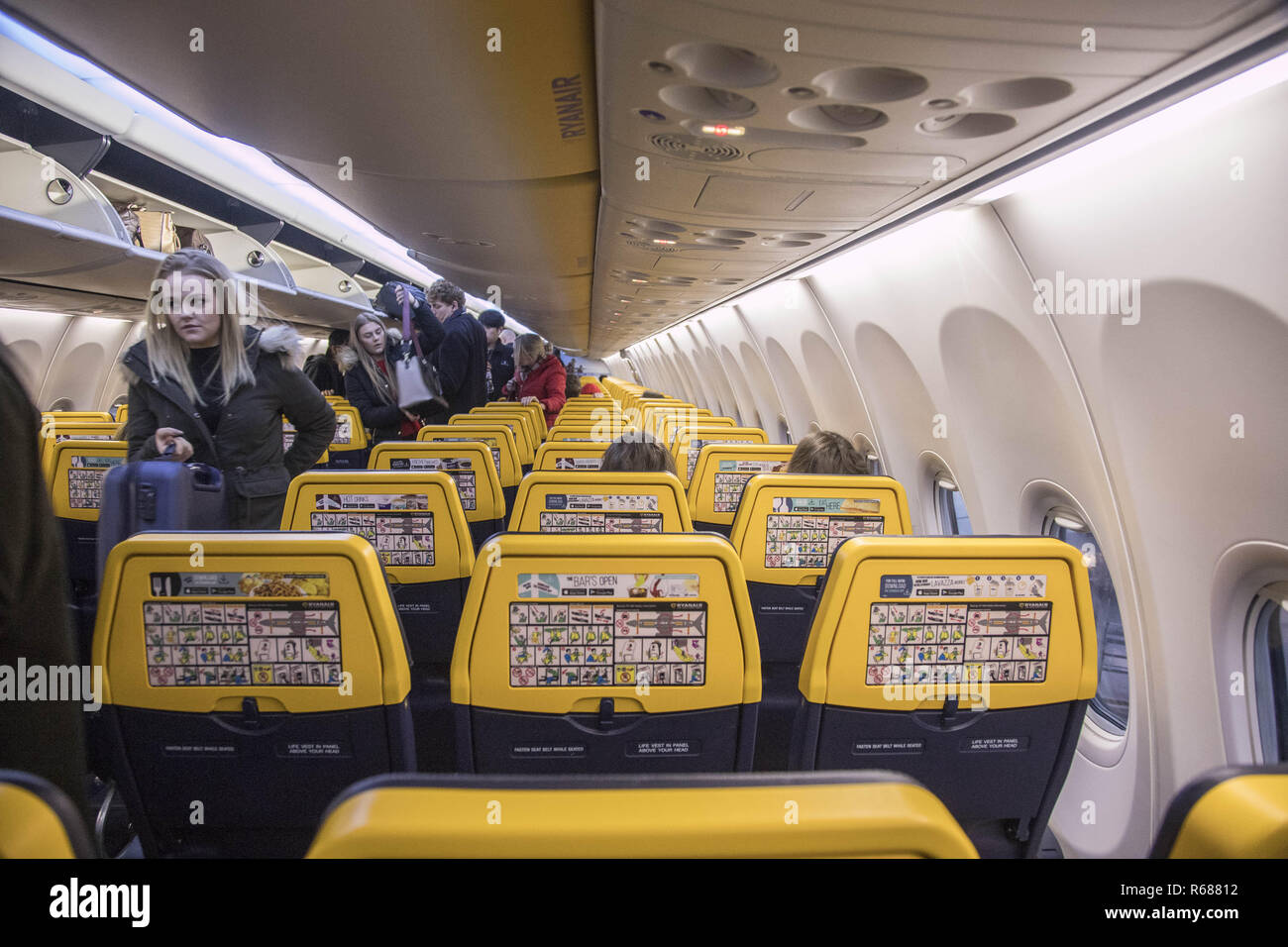 Ryanair boeing 737 800 cabin interior immagini e fotografie stock ad alta  risoluzione - Alamy