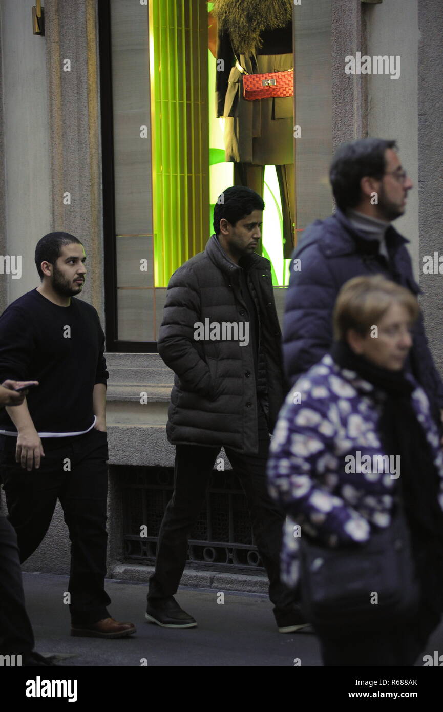 Milano, Nasser Al Khelaifi shopping center con 6 guardia del corpo in stoppa il presidente del PSG, Campione del Campionato di Francia, Nasser Al KHELAIFI, arriva in centro circondato da 6 guardie del corpo per fare un po' di shopping. Qui egli è percorribile a piedi in Via Montenapoleone, guardato a vista dalla sua sicurezza uomini vestiti in abiti civili in modo da non attirare attenzione, poi NASSER AL KHELAIFI decide di immettere la boutique di 'Gucci' e poi dal 'ARMANI', prima di scomparire da un'uscita secondaria per evitare i fotografi. Foto Stock