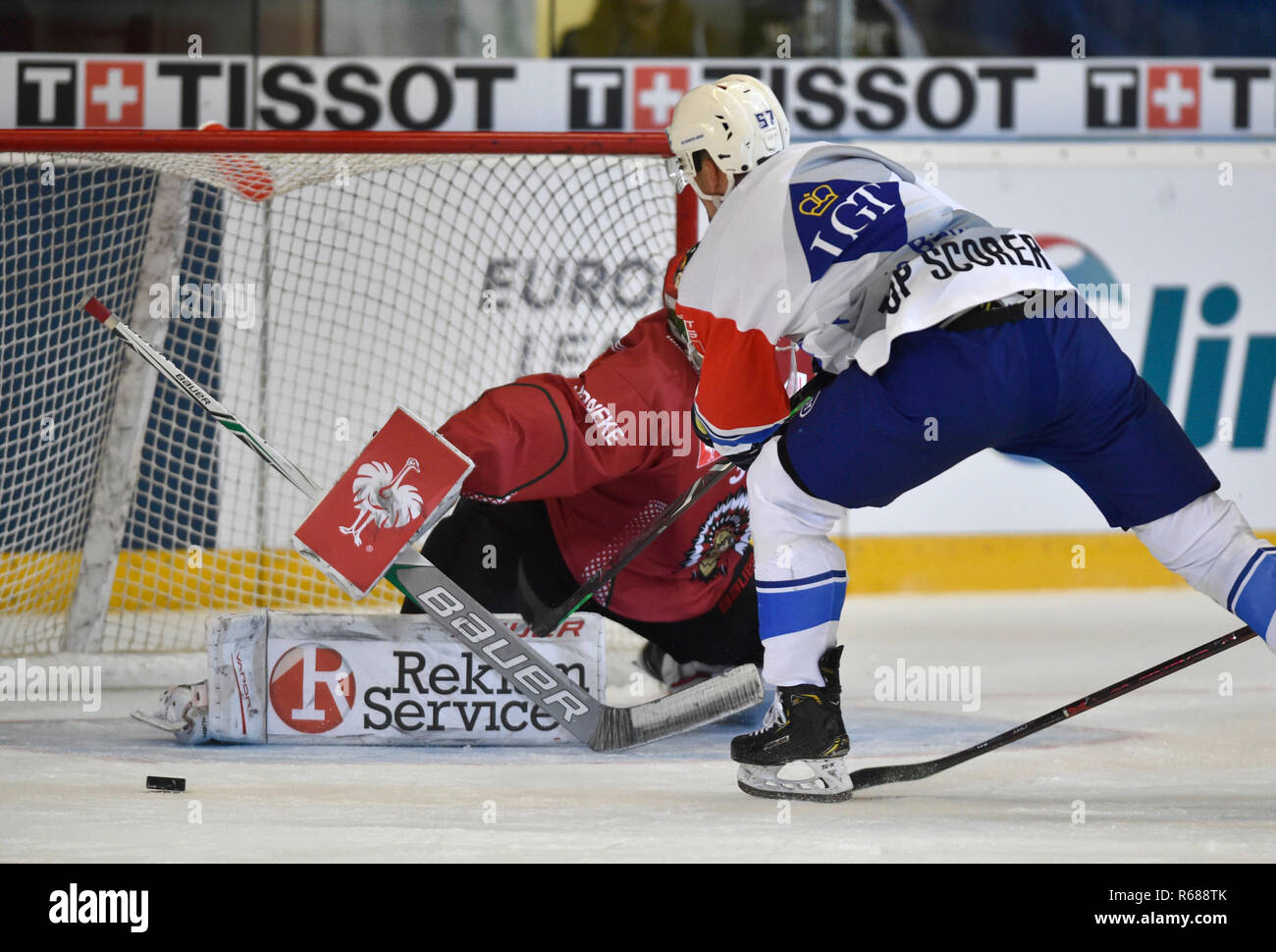 Brno, Repubblica Ceca. 04 Dic, 2018. Da sinistra goalie JOHAN GUSTAFSSON di Frolunda indiani e JAN HRUSKA di Kometa Brno in azione durante l'hockey su ghiaccio Champions' League playoff quarterfinal gioco di apertura: Kometa Brno vs Frolunda indiani a Brno, in Repubblica Ceca, 4 dicembre 2018. Credito: Vaclav Salek/CTK foto/Alamy Live News Foto Stock