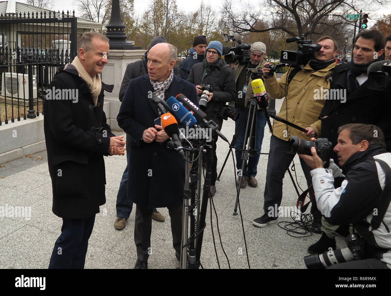 04 dicembre 2018, US, Washington: Herbert Diess (l), presidente del consiglio di amministrazione della Volkswagen, parla con i giornalisti dopo un incontro con il presidente statunitense Trump. Trump e i rappresentanti del suo governo si sono incontrati con la vettura tedesca responsabili. Foto: Michael Donhauser/dpa Foto Stock