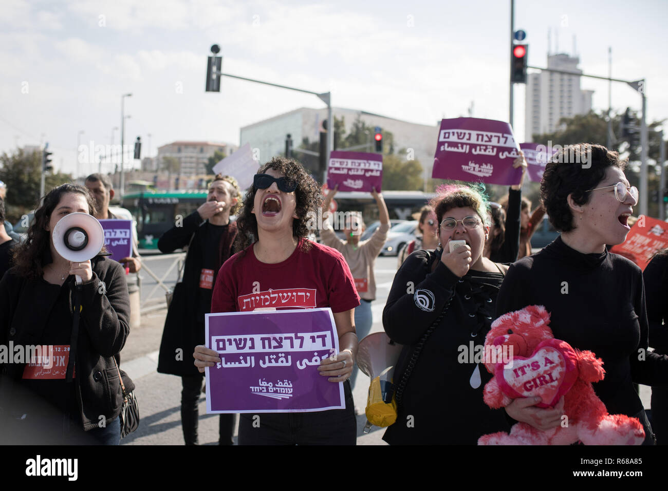 (181204) -- Gerusalemme il 4 dicembre, 2018 (Xinhua) -- la gente a prendere parte a una manifestazione di protesta contro la violenza verso le donne a David Arpa Bridge in Gerusalemme, il 4 dicembre 2018. Le donne in Israele ha lanciato martedì un sciopero nazionale per protestare contro la violenza verso le donne. Lo sciopero è stato innescato dalla uccisione di due ragazze la scorsa settimana, portando il numero di morti di donne e ragazze in Israele a 24 quest'anno. (Xinhua/JINI) Foto Stock