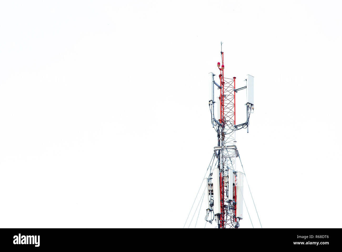 Comunicazione telefonica mobile torre segnale di trasmissione con il blu del cielo di sfondo e antenna Foto Stock