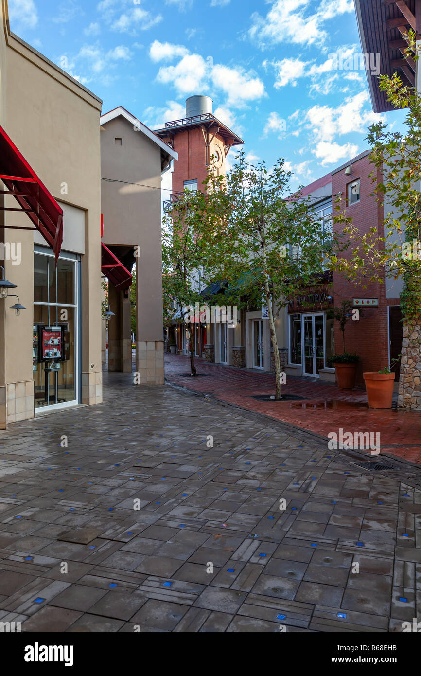 Irene village mall, un moderno centro commerciale pieno di opere d'arte, Pretoria, Sud Africa Foto Stock