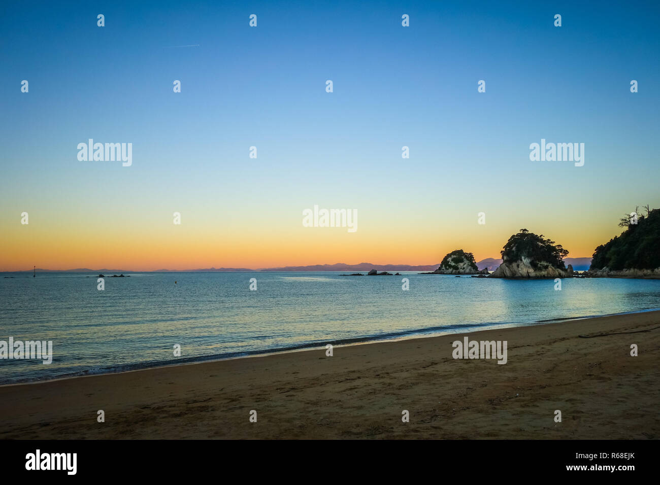 Creek al tramonto nel Parco Nazionale Abel Tasman, Nuova Zelanda Foto Stock