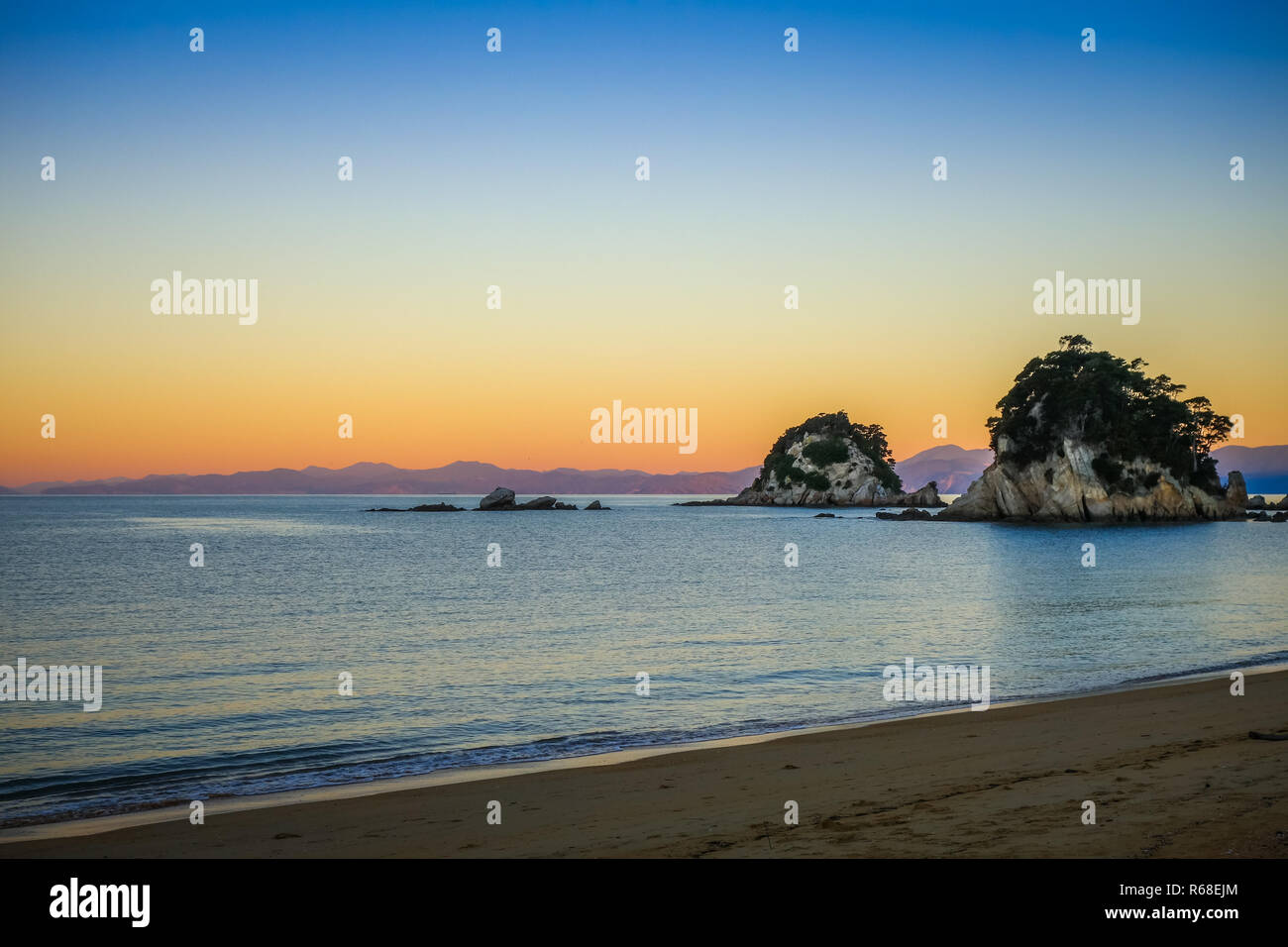 Creek al tramonto nel Parco Nazionale Abel Tasman, Nuova Zelanda Foto Stock