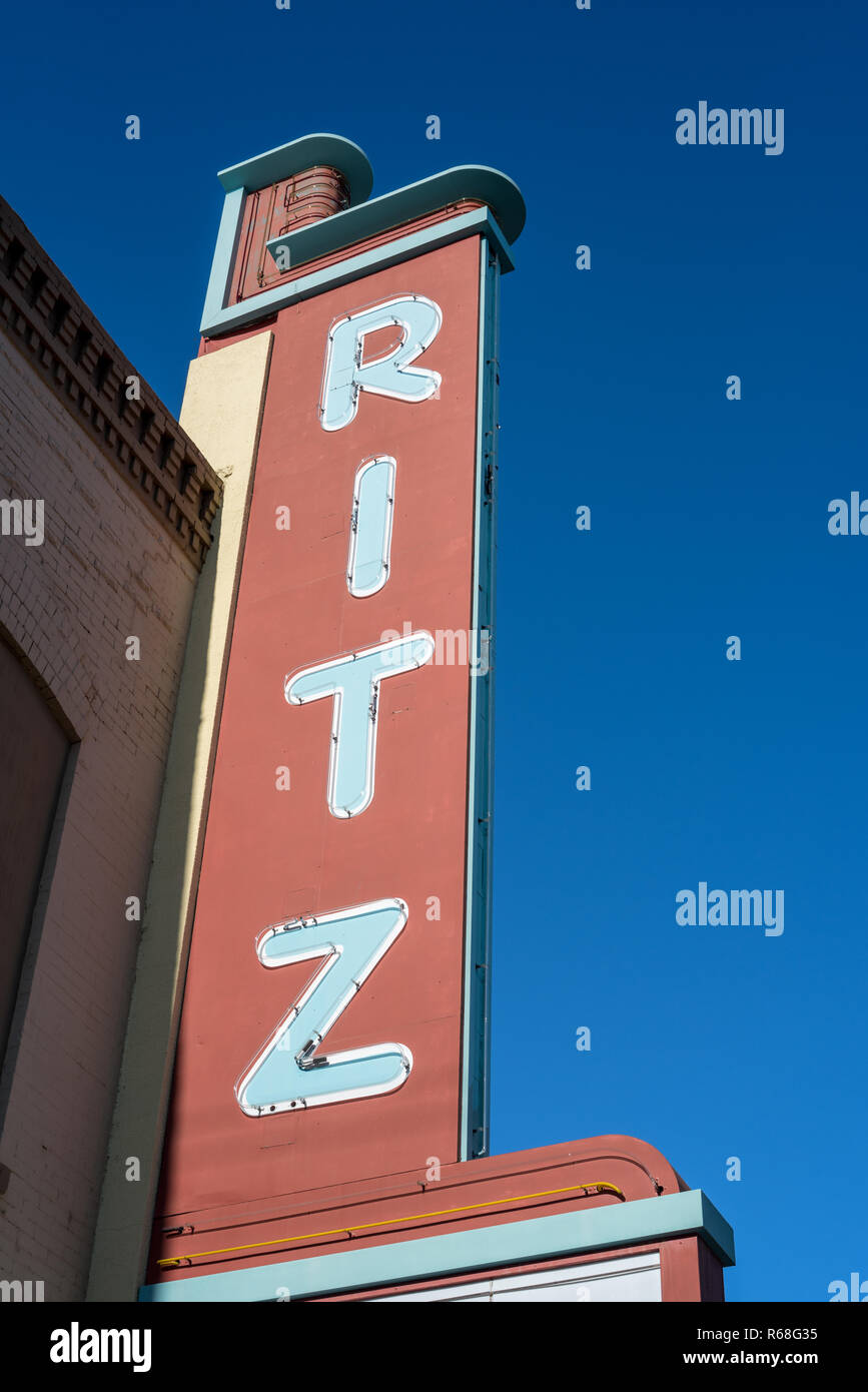 Lo storico Teatro Ritz di segno al neon, Ritzville, Washington. Foto Stock