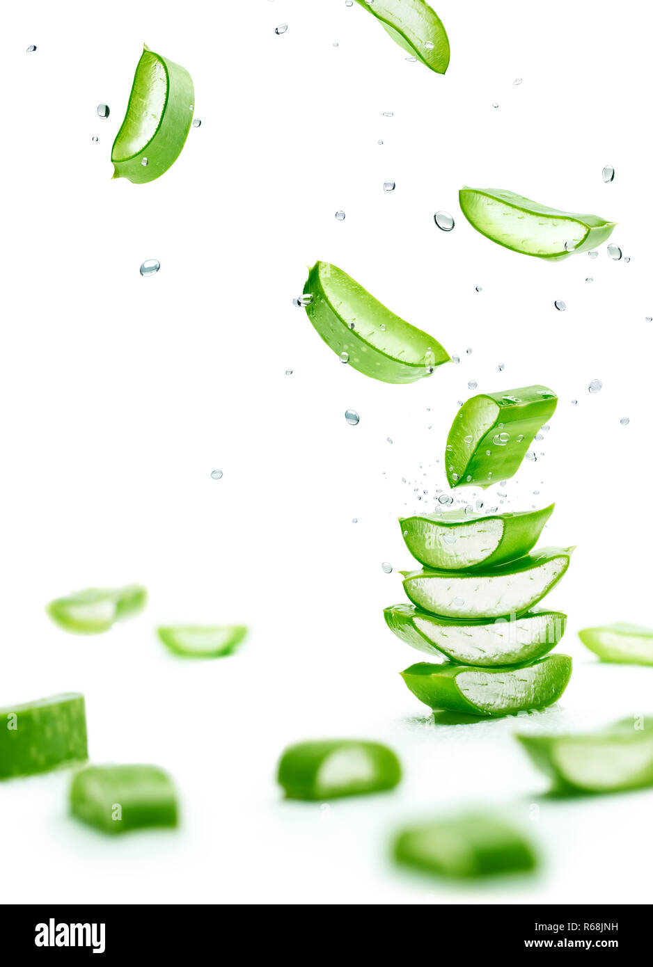Aloe Vera strati impilati con spruzzi di acqua su sfondo bianco Foto Stock
