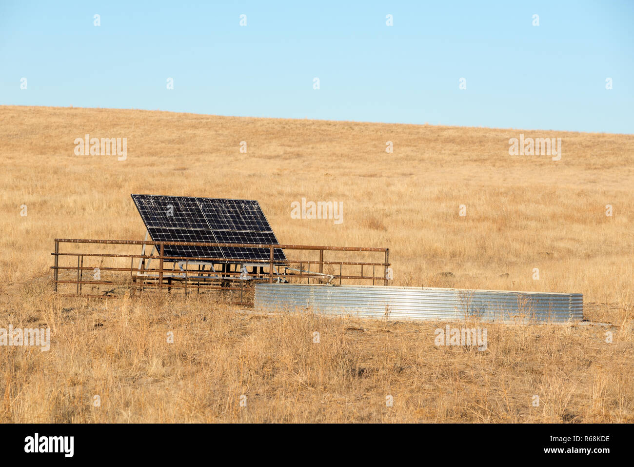 Magazzino serbatoio alimentato dalla pompa solare, Adams County, Washington. Foto Stock