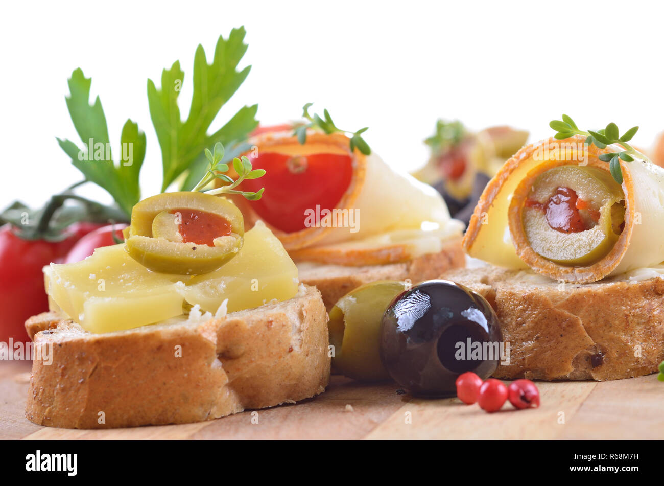 Finger food con vari formaggi, verde di olive nere, di pomodori ciliegini Foto Stock