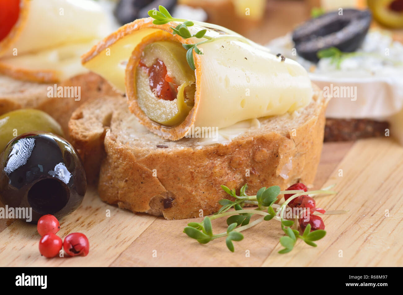 Finger food con vari formaggi, verde di olive nere, di pomodori ciliegini Foto Stock