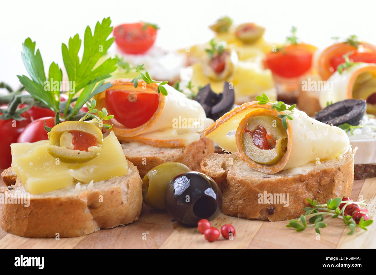 Finger food con vari formaggi, verde di olive nere, di pomodori ciliegini Foto Stock