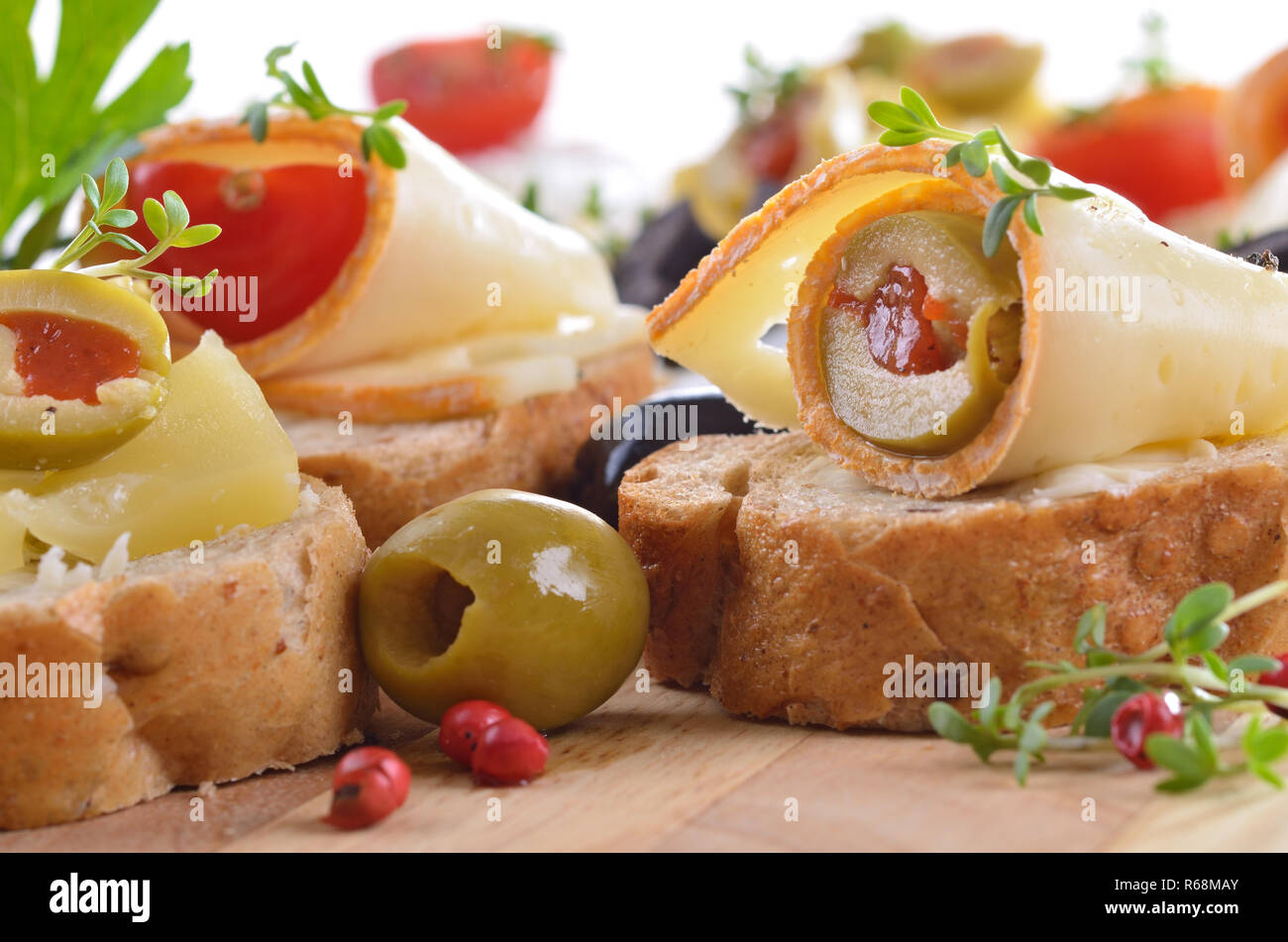 Finger food con vari formaggi, verde di olive nere, di pomodori ciliegini Foto Stock