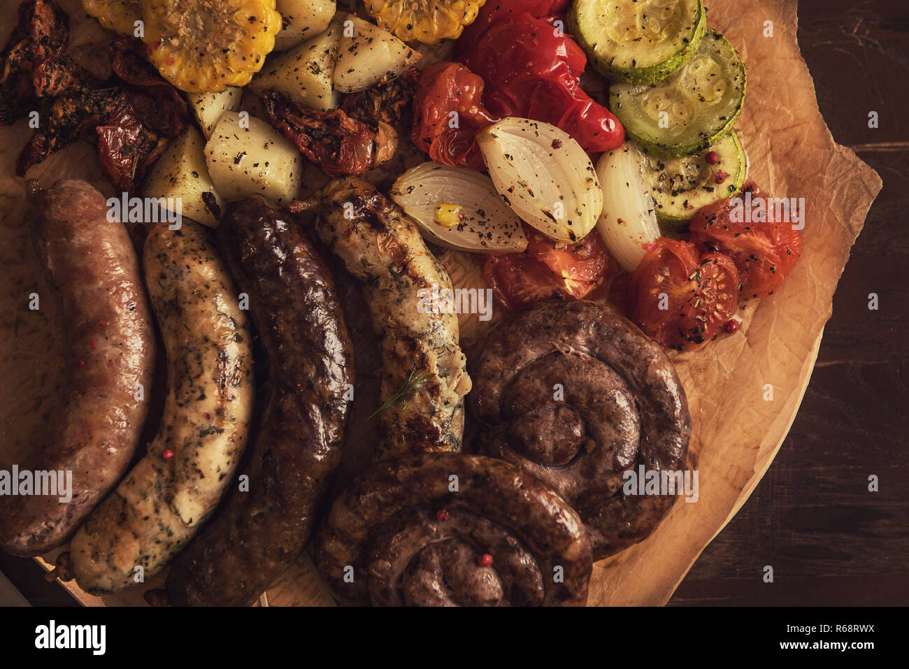 Salsicce alla griglia con verdure Foto Stock